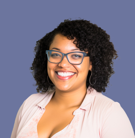 Foto de perfil de la directora sonriendo.